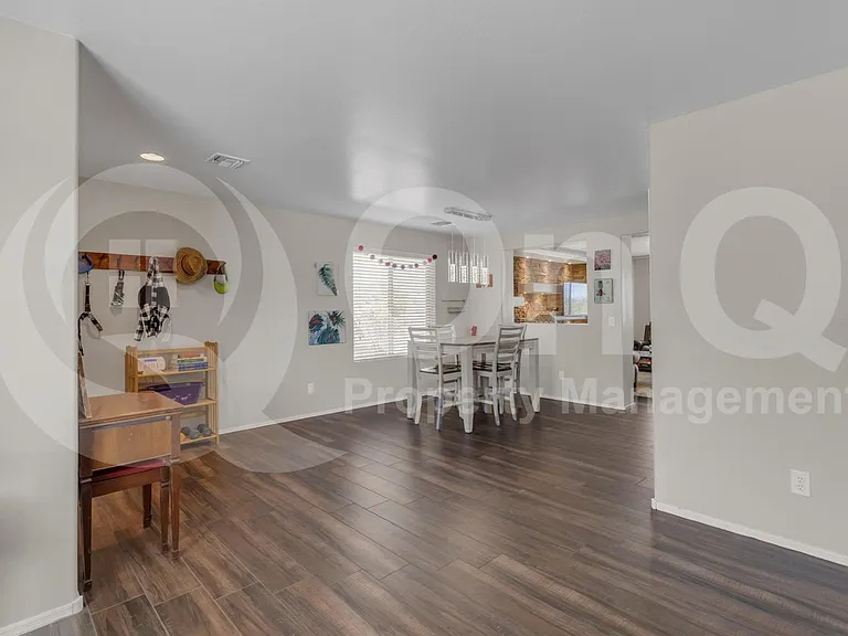 2561 N Hawthorn Dr — Photo 28