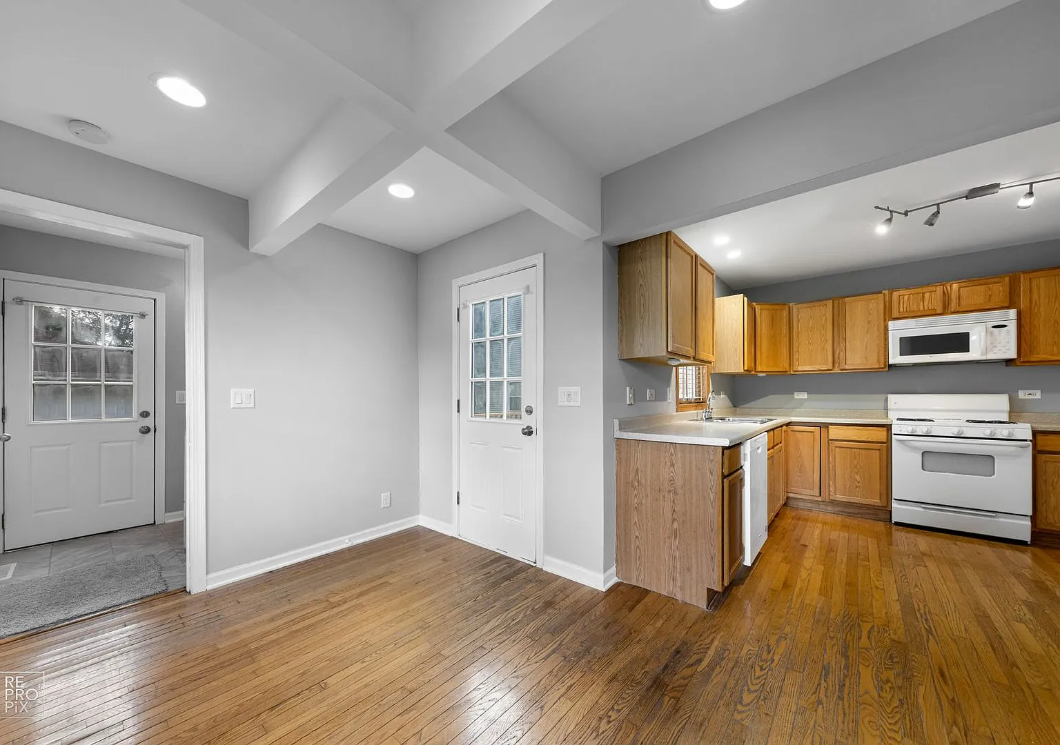 2 Bedroom 1 Bath with LARGE Oversized 2 Car Garage in Wonder Lake! — Photo 3