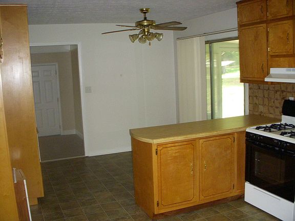 2nd image of 900 Carlton Dr SE