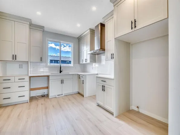 28 W Mitchell Way NW, Calgary, AB T3R 2G2