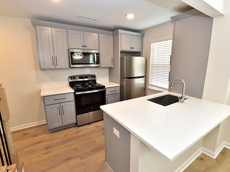 500 Western Ave — Photo 8