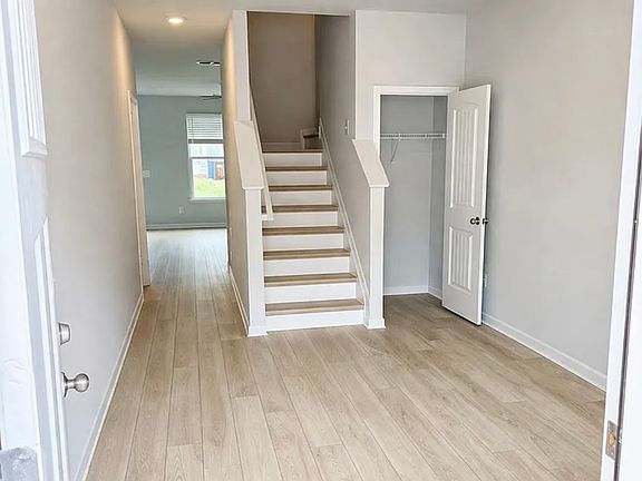 4th image of 471 Payne Dr