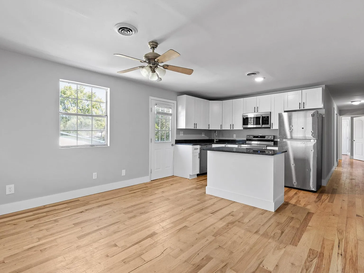 2 bed, 850 sqft, $1,350 — Photo 3