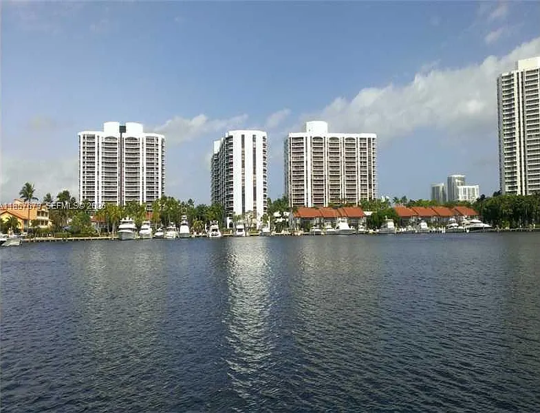 Harbor Tws At The Waterway — Photo 1