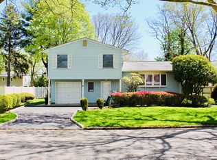 8 Munson Ct, Melville, NY 11747
