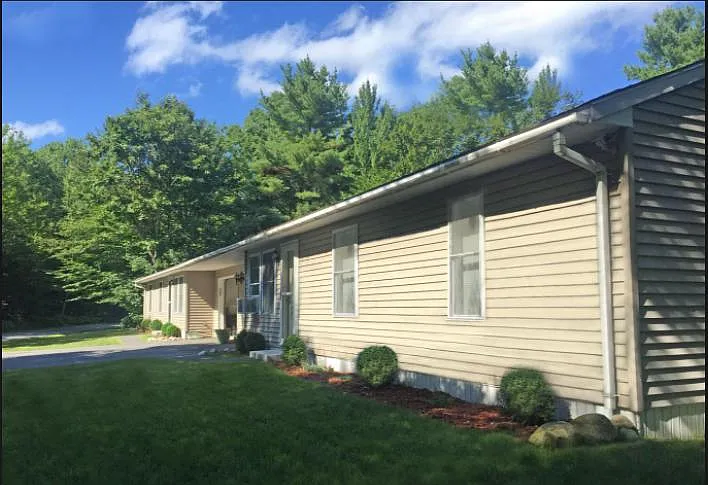 3 bed, 1200 sqft, $2,400 — Photo 2