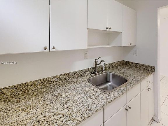5th image of 734 Meridian Ave APT 1
