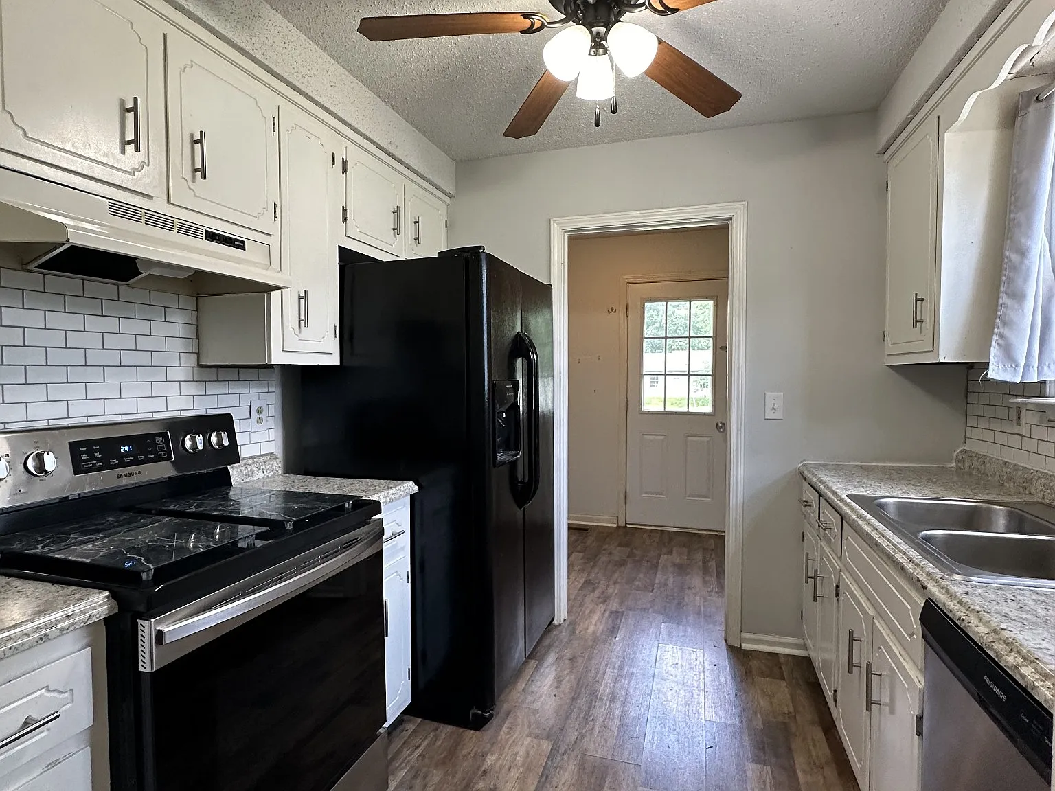 3 bed, 1.5 bath, 1056 sqft, $1,450 — Photo 3