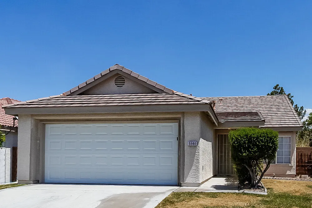 3 bed, 2.0 bath, 1282 sqft, $2,010 — Photo 1