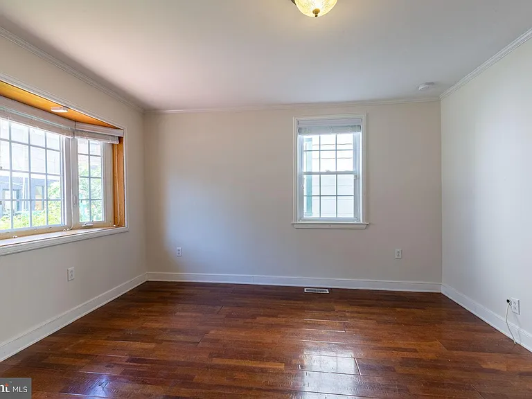 1439 E Oxford St — Photo 4