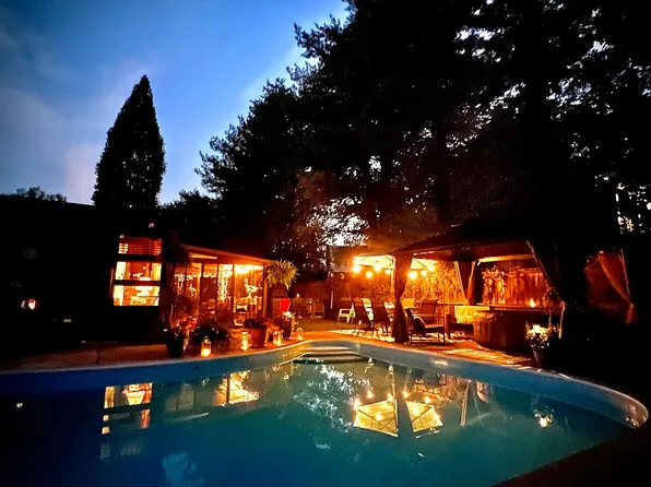 1611 Upper Saint Clair Dr, Pittsburgh, PA 15241