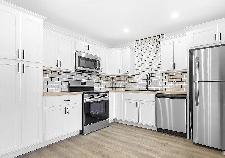 2nd image of 2412 Pinehurst Ln