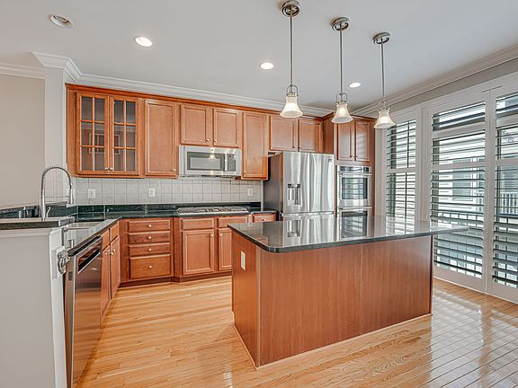 4th image of 2608 S Kenmore Ct