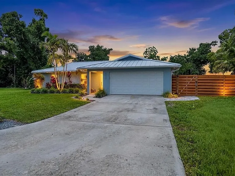 4230 Shady Oaks Ct — Photo 3