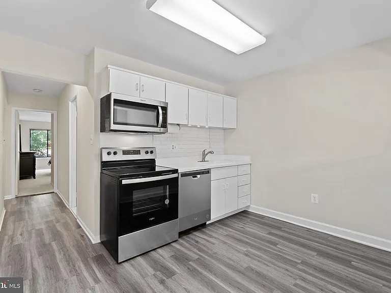 9705 Kings Crown Ct #101 — Photo 8