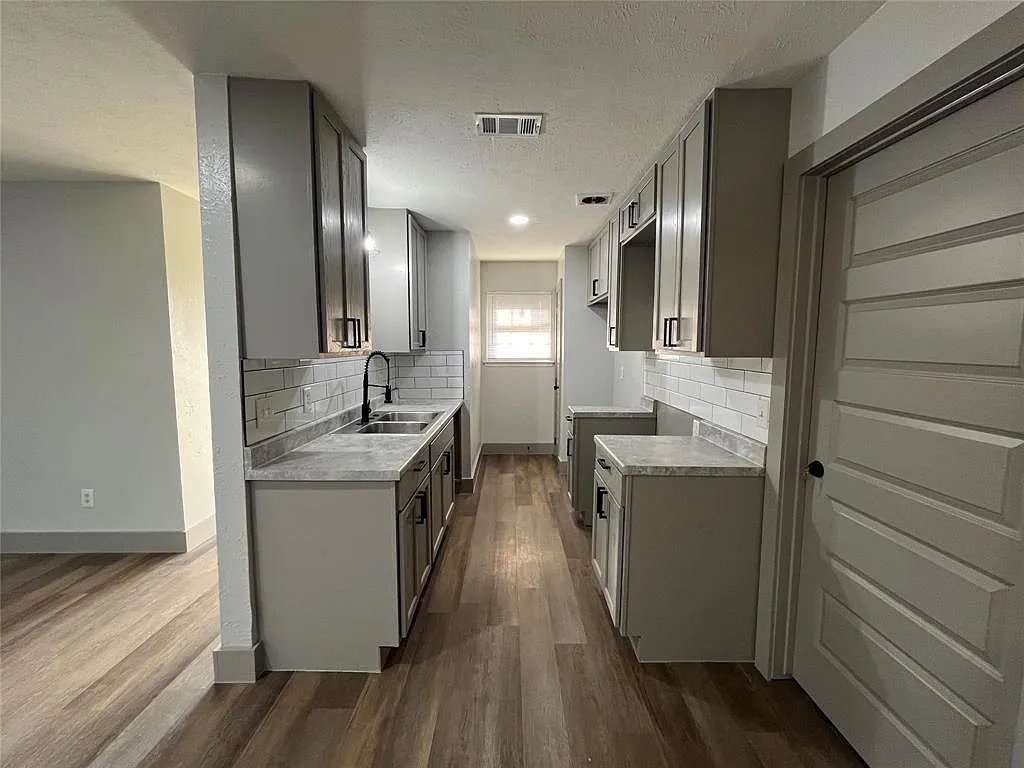 3 bed, 1.0 bath, 1011 sqft, $1,600 — Photo 1