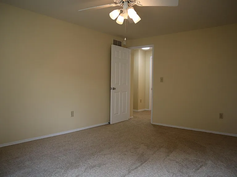 951 Barclay Ln — Photo 18