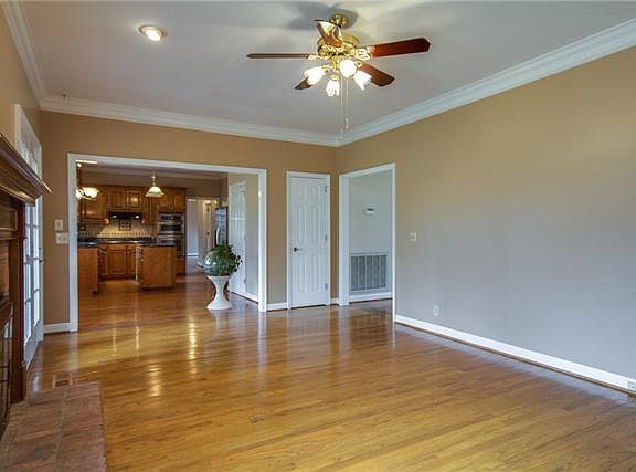 4th image of 1009 Stirlingshire Dr