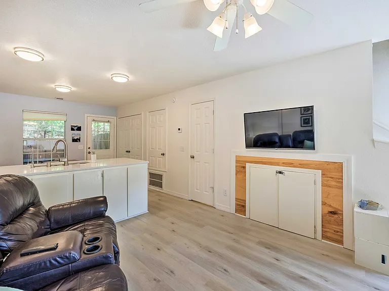 1128 N Iron Horse Dr — Photo 3