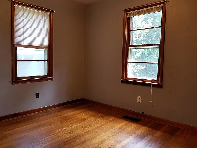 402 N Clark St — Photo 16