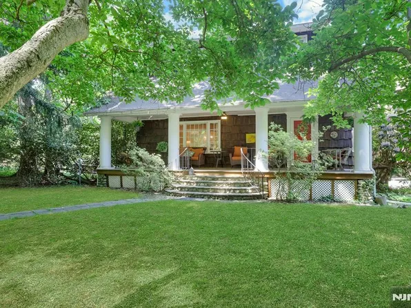 22 Crest Rd, Hillsdale, NJ 07642