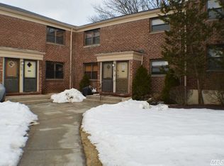 7525 217th St, Oakland Gardens, NY 11364