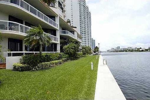 4th image of 20191 E Country Club Dr APT 902