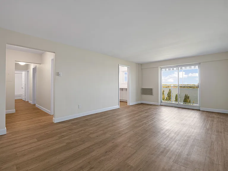 211 Buckingham Rd — Photo 10