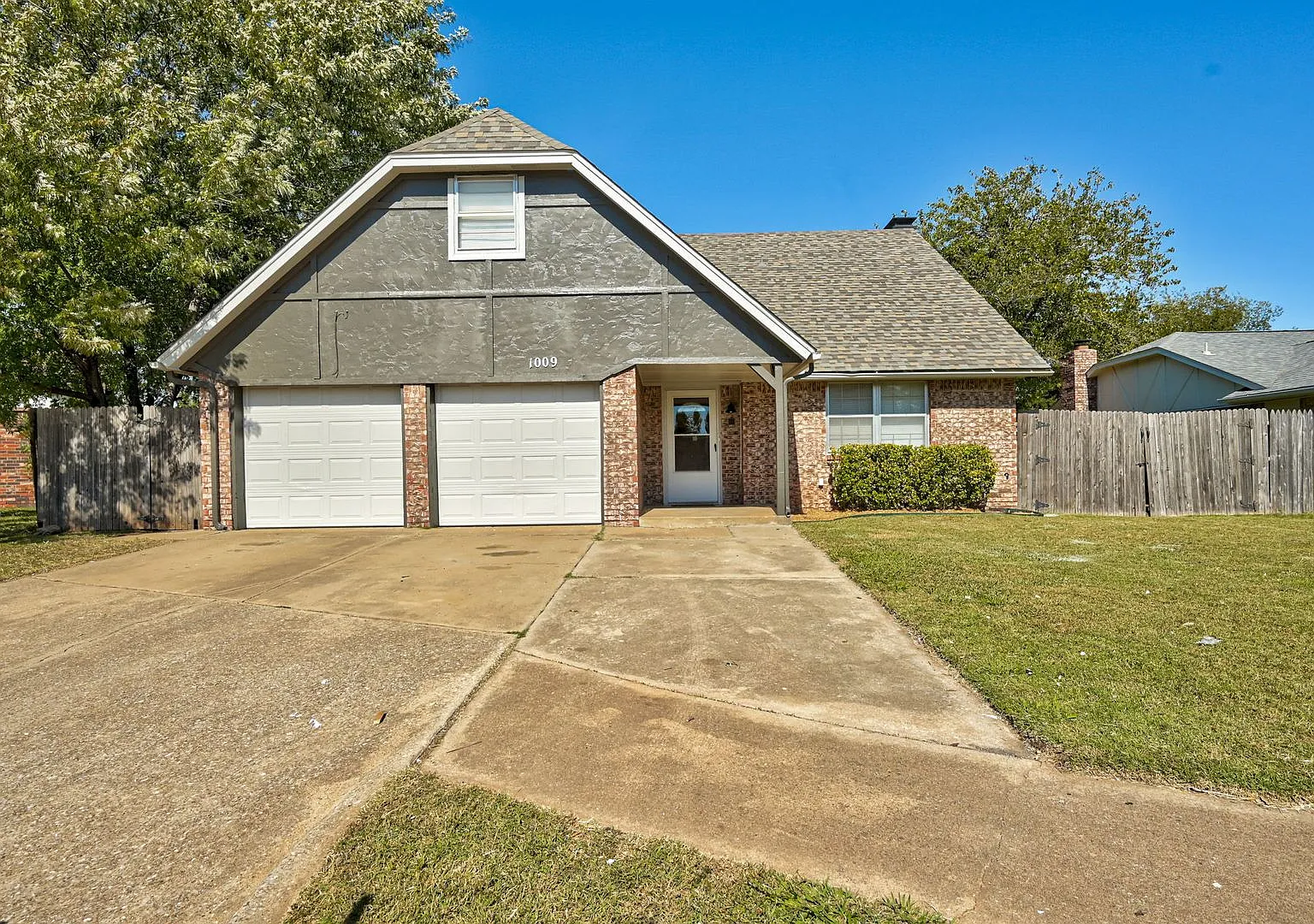 Two-Story 4 bed 2 bath Home in the Heart of Moore! — Photo 1