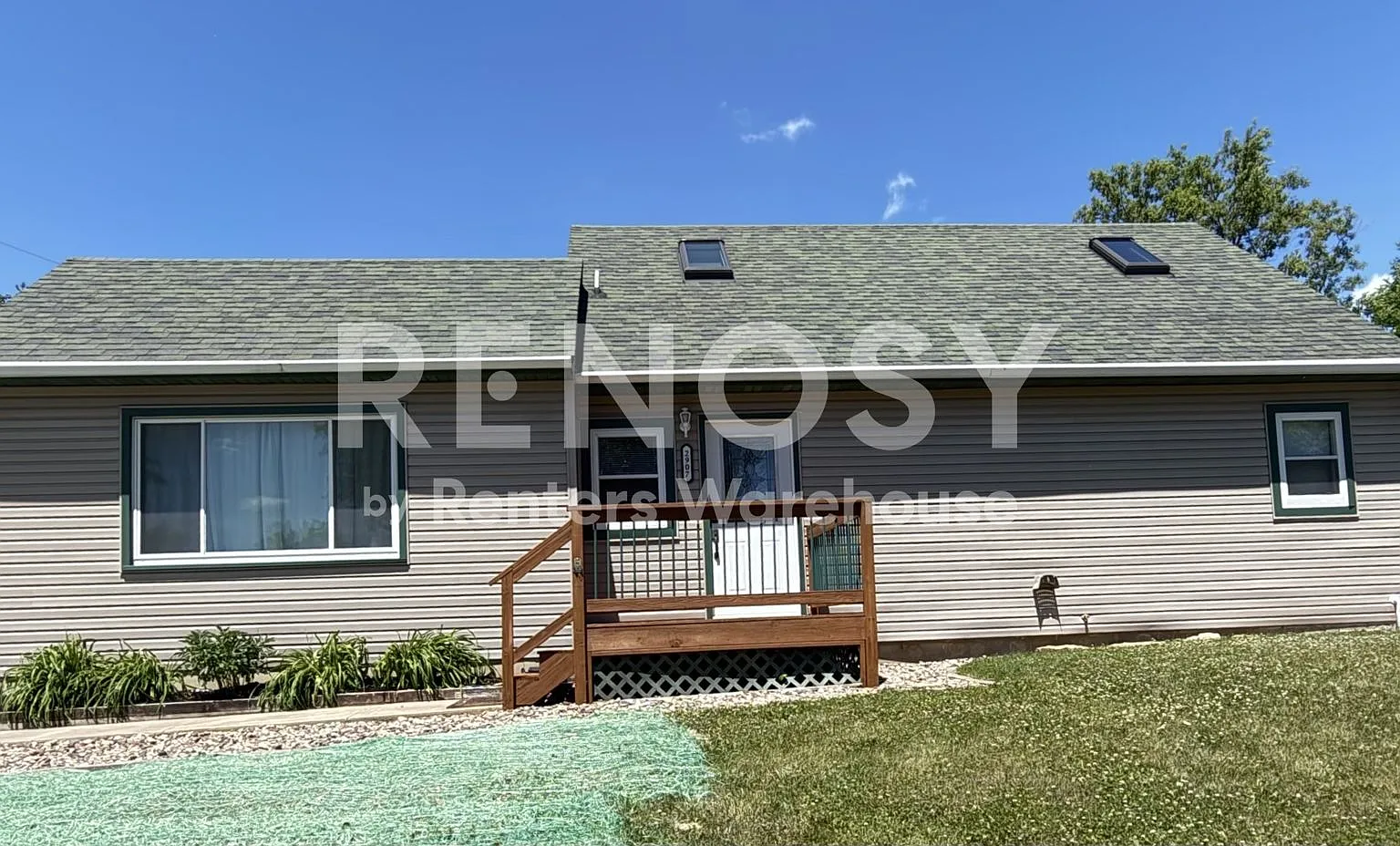 Available NOW! 4 Bedroom 2 Bath Single Family Home in Rochester — Photo 1