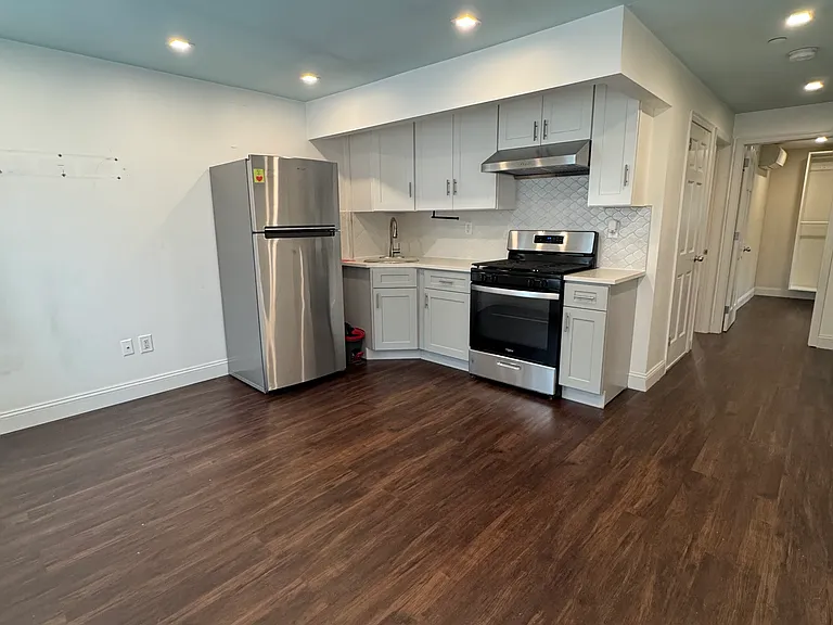 75 Dahlgren Pl — Photo 8