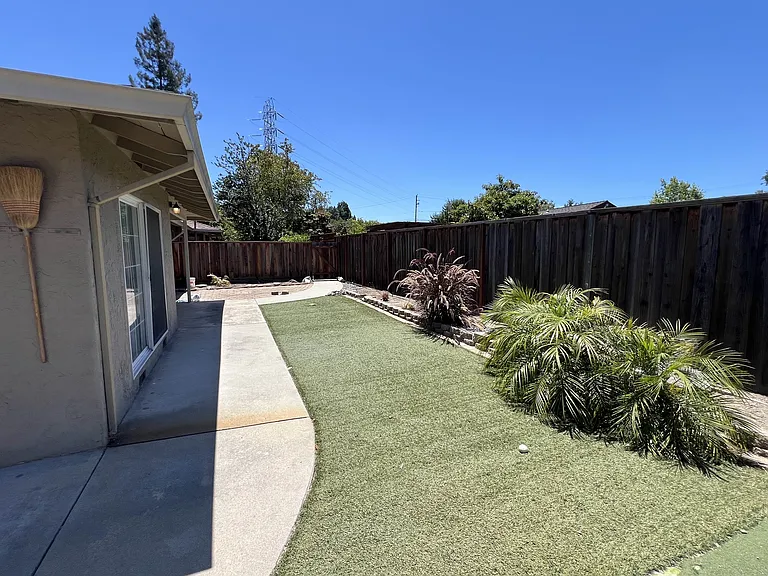 2119 Surrey Pl — Photo 14