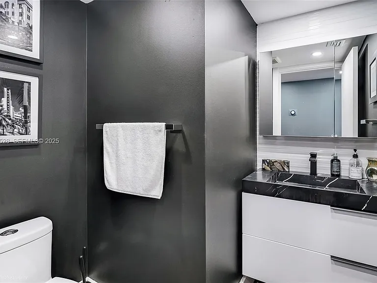 2555 Collins Ave #Penthouse 114 — Photo 11