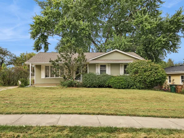 8075 Garrison Rd, Clive, IA 50325