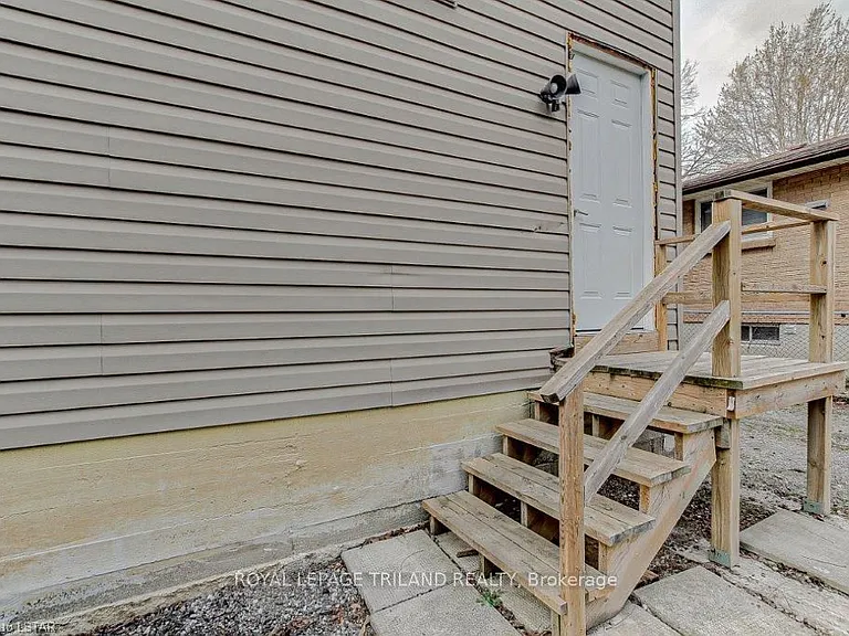 256 Edinburgh St #UPPER — Photo 4