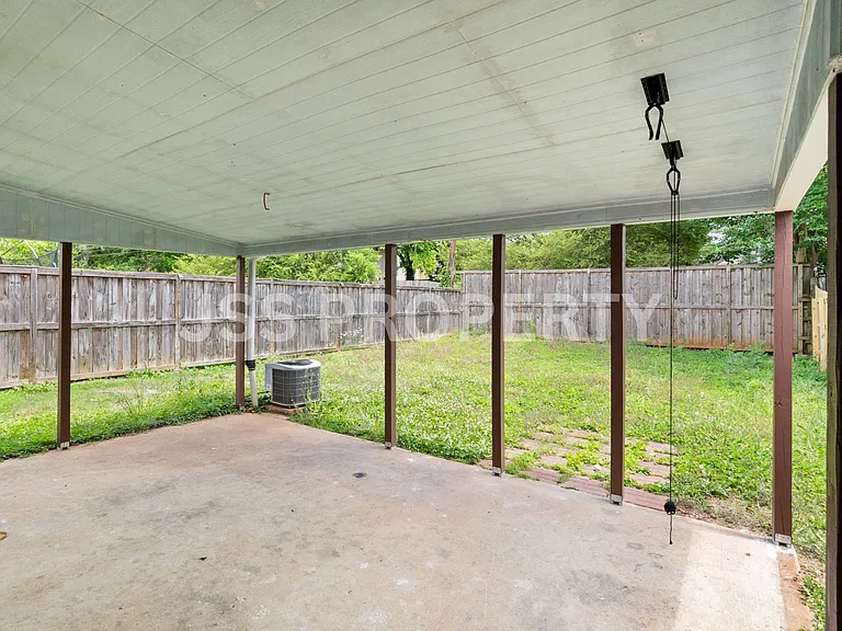 2267 Cheshire Dr — Photo 25