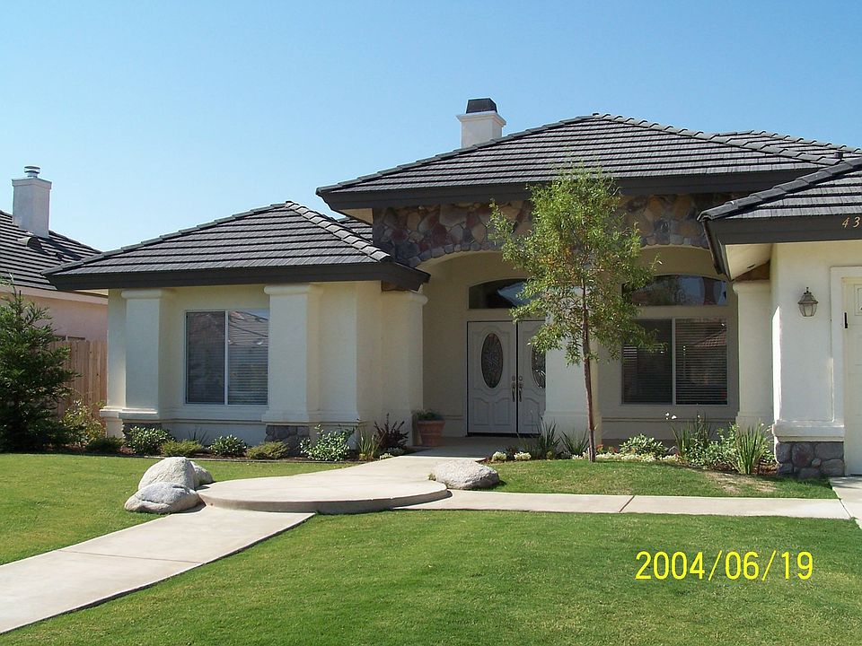 Gorgeous decorative rock & 3 car garage