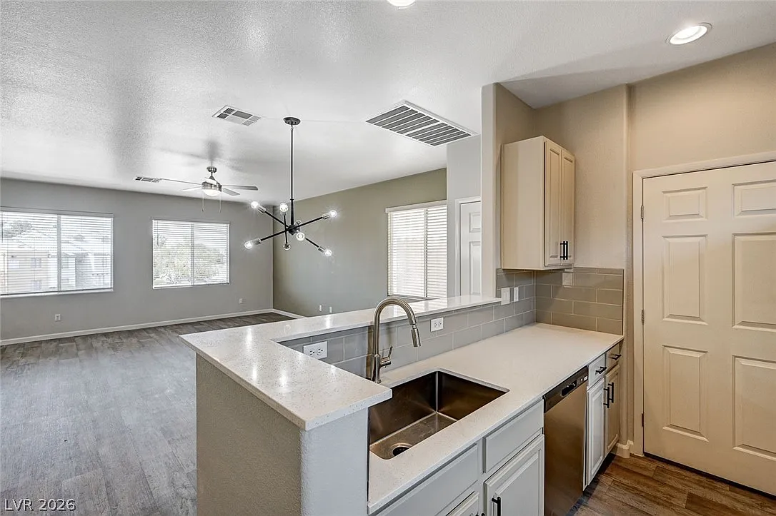 3 bed, 2.5 bath, 1327 sqft, $2,050 — Photo 2