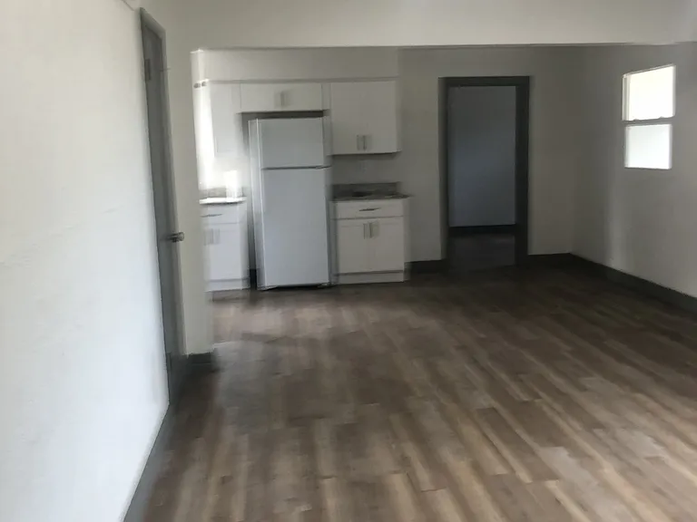 Spacious living room/kitchen