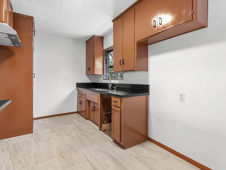 1127 Harrison Ave — Photo 3