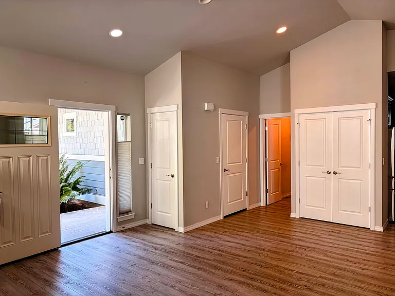 2252 W Rosecrans Ct — Photo 3