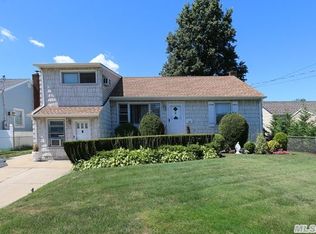 15 Carleton St, Westbury, NY 11590