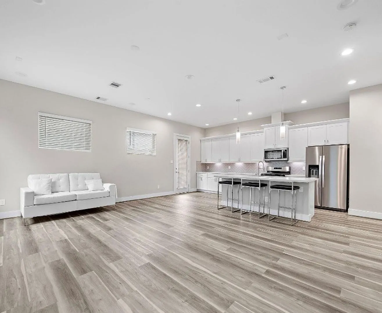 Luxury New Construction for Lease — Photo 3