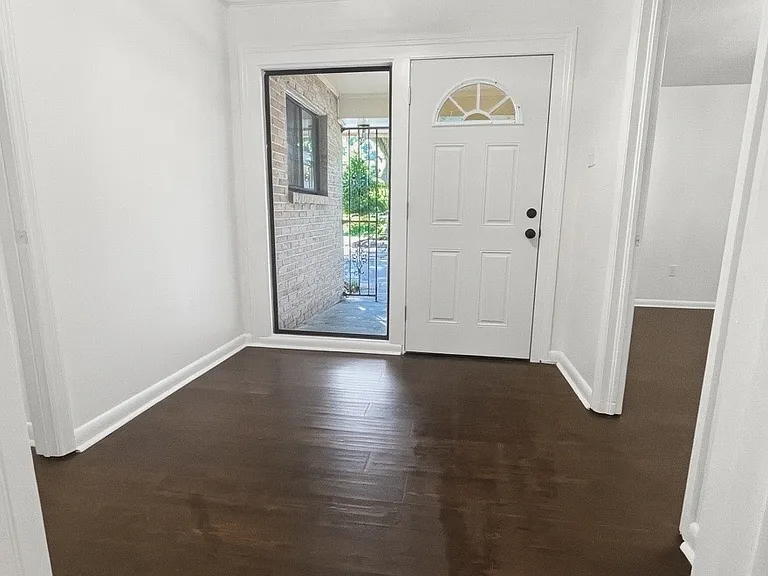 246 Maxine Dr — Photo 2