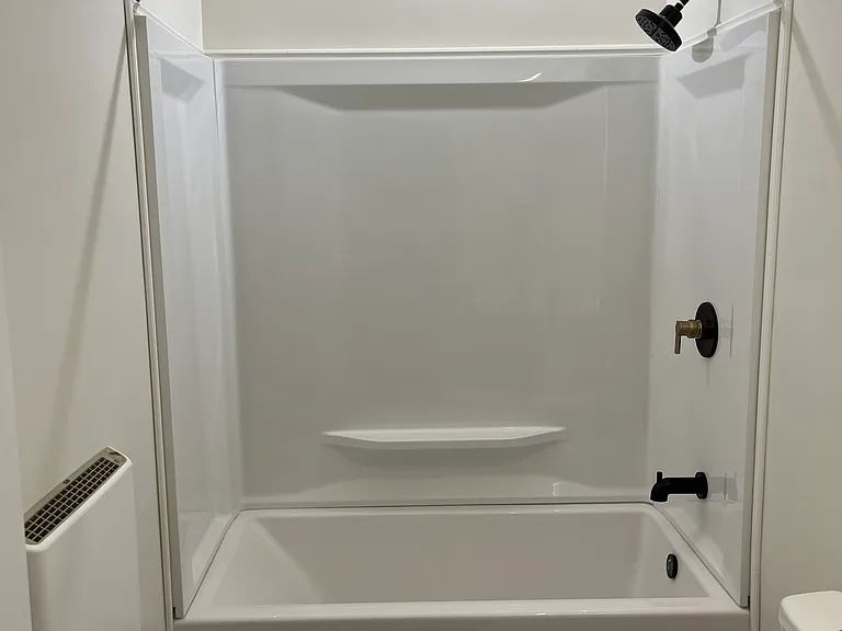 Full Bathroom: Tub & Shower