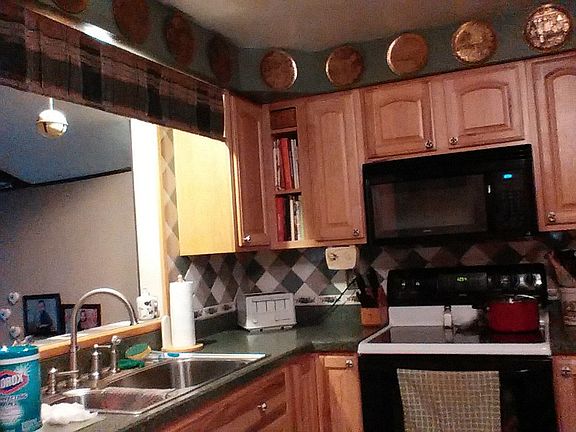 Kraftmaid hickory cabinets.