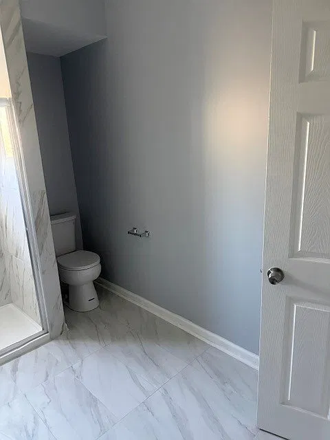 Recently Renovated 3 Bed room 2 bath room with all new appliances, central heat and air condition... — Photo 4