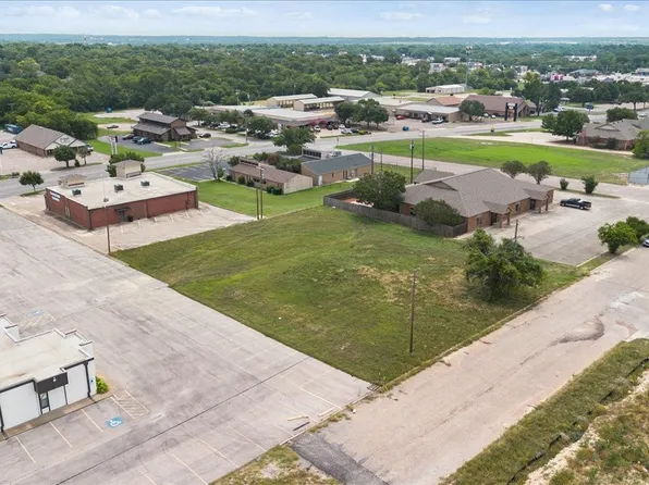 308 Lincoln Park Dr, Cleburne, TX 76033