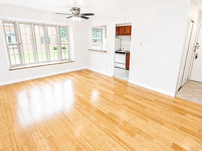 Hardwood 1-Bed With Bay Window