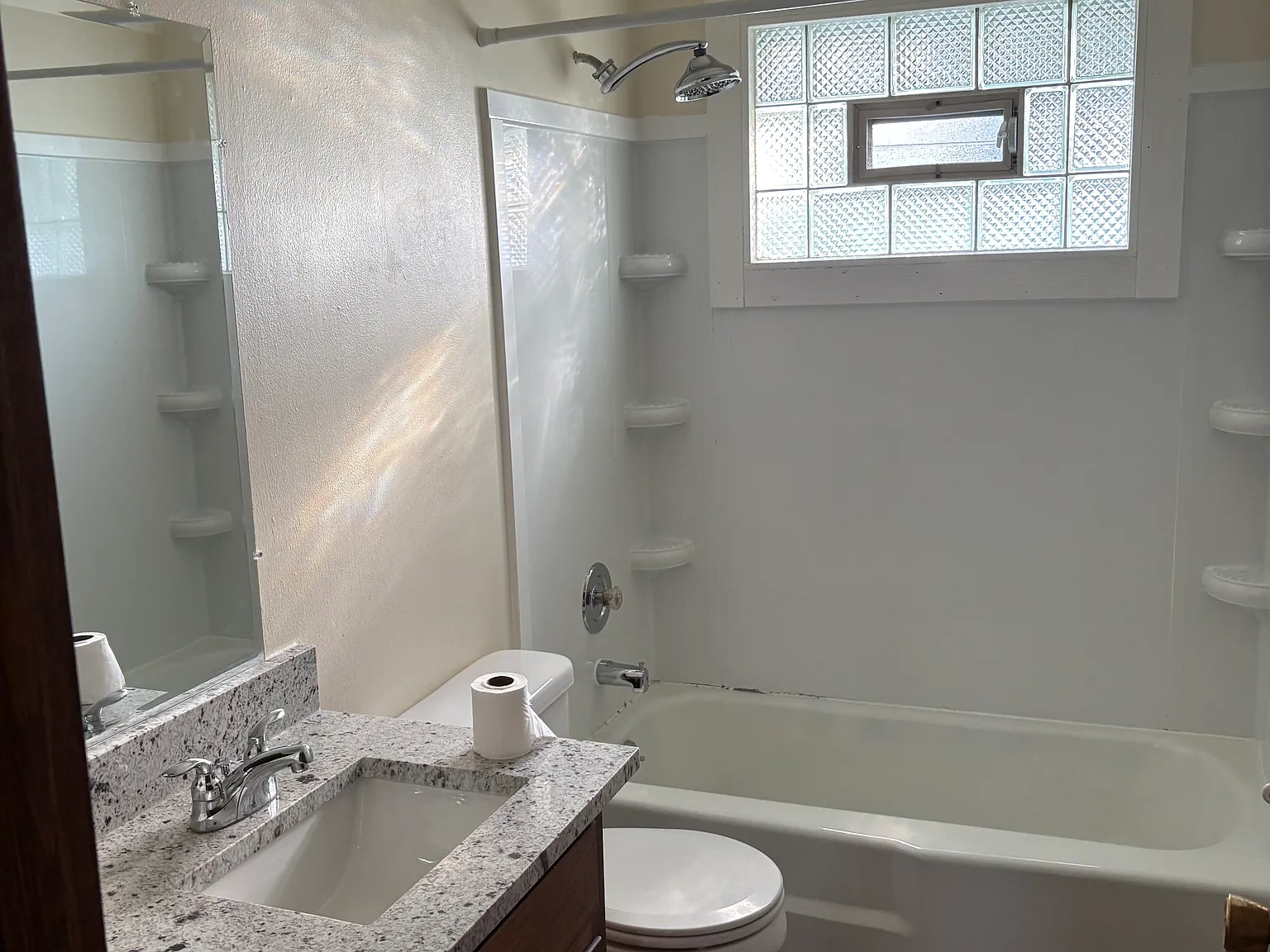 3 bed, 1.5 bath, 1225 sqft, $1,800 — Photo 4